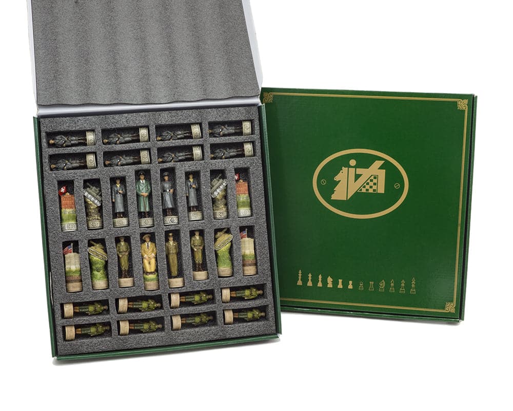 Hand painted WW2 themed chess pieces in green presentation box by Italfama, featuring leaders like President Roosevelt.